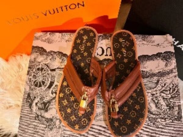 Fashion Thong Sandals with Lock - Image 2